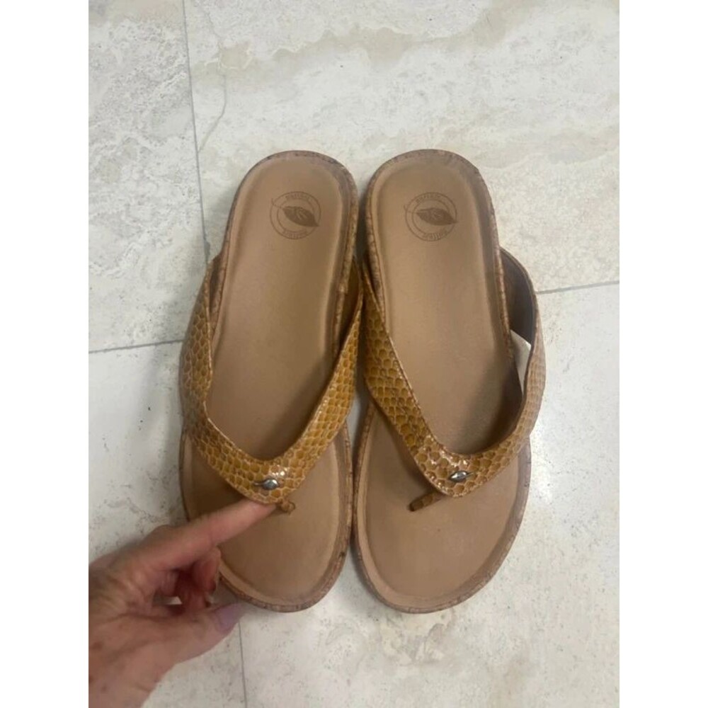 Sandals size 8 nurture